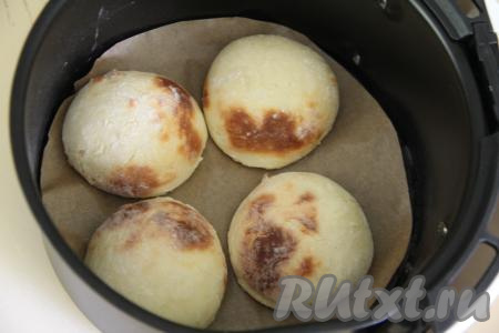 Установить чашу в аэрогриль, закрыть крышку, выставить температуру 180 градусов и время - 15 минут. Готовить сырники до звукового сигнала.