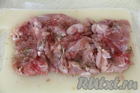 Тщательно втереть соль и специи в куриное мясо со всех сторон. 