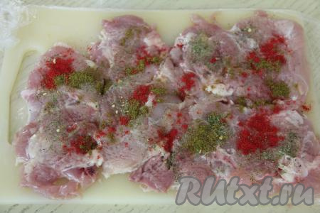 Затем добавить к мясу соль и специи (в качестве специй я добавила паприку, чёрный молотый перец, хмели-сунели и соль со специями). 