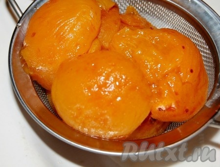 Я делала свой десерт с консервированными абрикосами. Для этого я выложила абрикосы в сито, чтобы стек лишний сок.