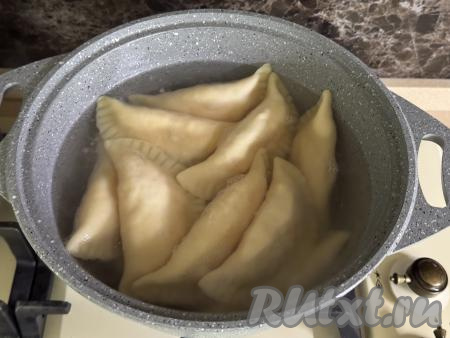 Для того чтобы отварить свежеслепленные (или замороженные) вареники с тыквой и луком, нужно их выложить в кастрюлю с достаточно большим количеством кипящей подсоленной воды, перемешать, довести до кипения, уменьшить огонь. 