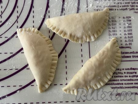 Из каждого кружка с начинкой сформировать вареник, тщательно скрепляя края. Я скрепила края вареников вилкой. Для того чтобы вилка не липла к тесту, я периодически обмакивала зубчики вилки в тесто. 