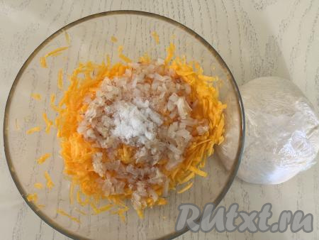 Посолить тыкву с луком по вкусу, перемешать и начинка для вареников готова. 