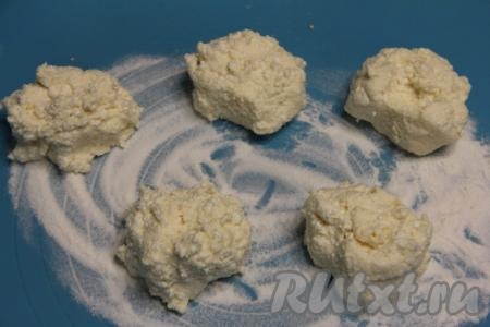 Разделить творожную массу на 5 равных частей.