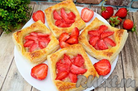 Слойки с клубникой и бананом