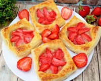 Слойки с клубникой и бананом