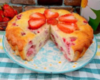 Творожная запеканка с клубникой и манкой в духовке