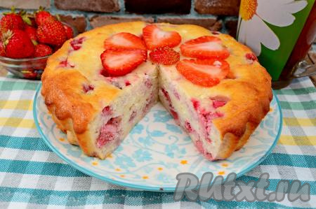 Творожная запеканка с клубникой и манкой в духовке