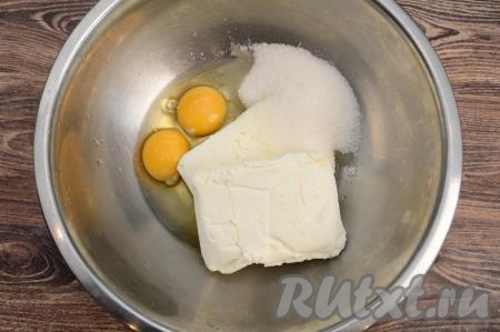 В глубокой миске соединить творог, яйца и сахар.
