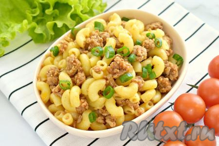 Аппетитные, сочные, очень вкусные макароны по-флотски, приготовленные с фаршем из индейки, раскладываем по тарелкам и в горячем виде подаём к столу, дополнив зеленью или свежими овощами. 
