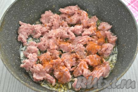 К луку, обжаренному до прозрачности, выкладываем фарш из индейки, по вкусу солим, сдабриваем специями (в качестве специй я использовала паприку и чёрный молотый перец), перемешиваем. Обжариваем, достаточно часто разбивая лопаткой комочки мяса, минут 5-6 (до изменения цвета фарша со всех сторон). 