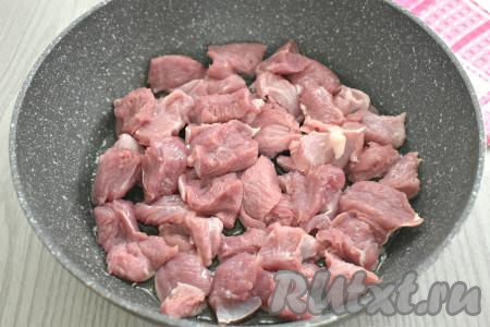 Мясо индейки нарезаем на небольшие кусочки, солим, перемешиваем, выкладываем на сковороду, в которой уже разогрелось растительное масло. Обжариваем филе индейки на огне выше среднего 10 минут, периодически перемешивая.