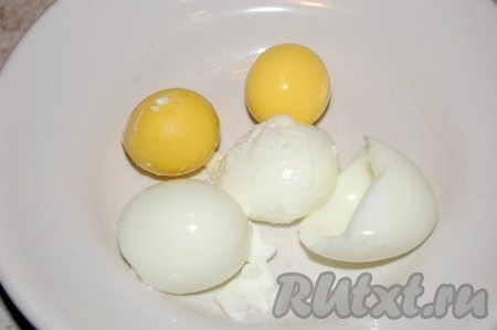 Яйца отварить вкрутую и разделить желтки с белками.