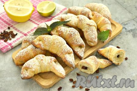 Рогалики с изюмом из слоёного теста