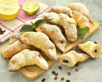 Рогалики с изюмом из слоёного теста