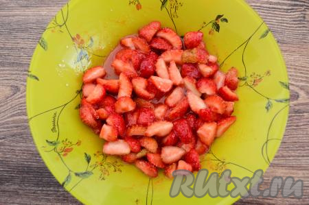 Смешать клубнику с крахмалом и сахаром.