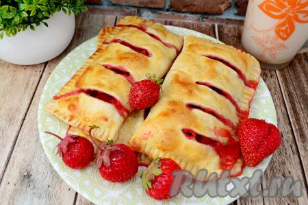 Конвертики с клубникой из слоёного теста