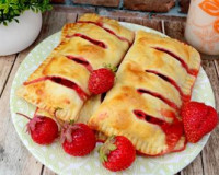 Конвертики с клубникой из слоёного теста