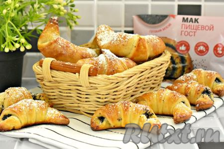 Противень достаём из духовки, даём готовой выпечке слегка остыть и можно подавать к столу. Рогалики, благодаря слоёному тесту, получились аппетитными, воздушными, а начинка из мака сделала их очень вкусными. Я подавала к столу полностью остывшую выпечку, посыпав сахарной пудрой.