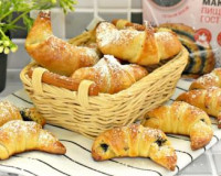 Рогалики с маком из слоёного теста