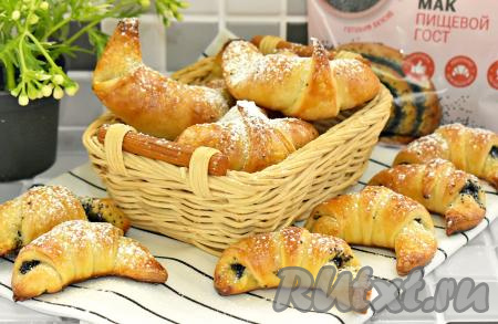 Рогалики с маком из слоёного теста