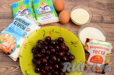 Подготовить продукты для приготовления творожной запеканки с черешней. Творог можно взять любой жирности, в этот раз я использовала жирностью 5%. Черешню перебрать, промыть и немного обсушить.