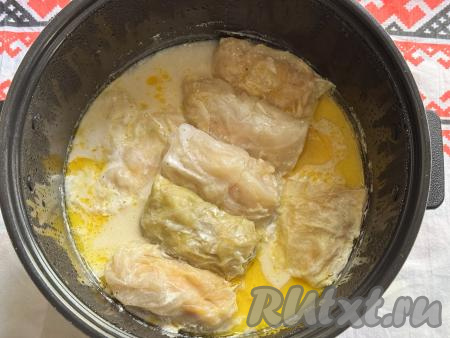 Поместить чашу в мультиварку, закрыть крышку. Установить режим "Тушение" на 1 час. Готовить голубцы в сметанном соусе до звукового сигнала.  