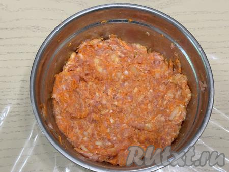 В миске соединить мясной фарш, морковь и лук, посолить по вкусу, добавить чёрный молотый перец, тщательно вымесить фарш. 