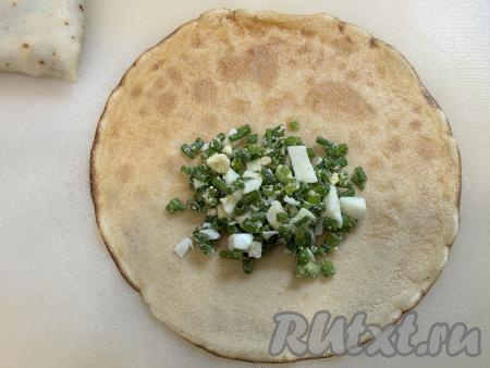 Выложить в центр блина 2 столовых ложки начинки. 