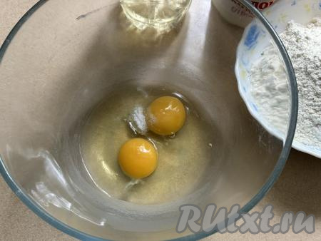 В глубокой миске соединить яйца и соль, слегка перемешать венчиком. 