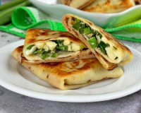 Блины, фаршированные зелёным луком и яйцом