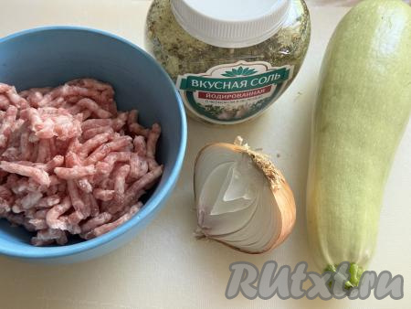 Подготовить продукты для приготовления лодочек из кабачка с фаршем в аэрогриле. Лук очистить. Я готовила лодочки из молодого кабачка, поэтому кожуру не снимала, но хорошо промыла кабачок водой. Фарш можно приготовить в домашних условиях, пропустив кусочки мяса (например, индейку, курицу, говядину или свинину) через мясорубку, а можно использовать покупной фарш. Я готовила со свиным фаршем.