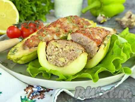 Вкуснейшие, аппетитные лодочки из кабачка с фаршем достать из аэрогриля и подать в горячем виде к столу. Очень удачное блюдо, ведь одновременно готовятся и мясо, и гарнир к нему.
