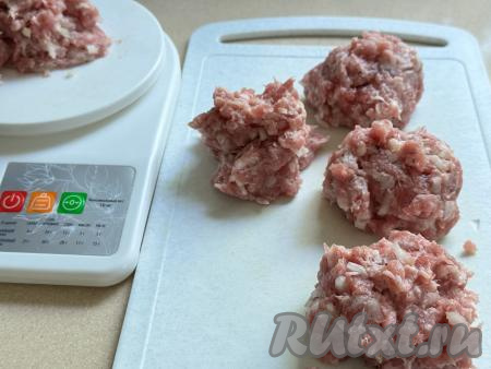 Получившийся свиной фарш разделить на 5 равных частей. 