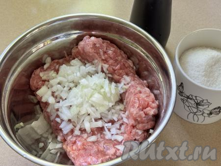 В миске соединить фарш и мелко нарезанный (или пропущенный через мясорубку) лук. 