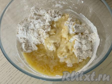 Влить остывшее растопленное сливочное масло, перемешать столовой ложкой. 