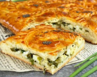 Дрожжевой пирог с зелёным луком и яйцом