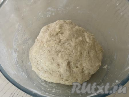 Постепенно начать добавлять оставшуюся муку. Вначале перемешивать тесто ложкой, ну а как только оно начнёт собираться в шар, продолжать вымешивать его руками, всыпая по мере необходимости муку. Вымешивать тесто руками нужно минут 7. Как только дрожжевое тесто для пирога перестанет липнуть к рукам, станет гладким, в меру мягким, значит больше муку добавлять не нужно. Миску с тестом прикрыть полотенцем (или затянуть пищевой плёнкой). Оставить тесто часа на 1,5 в тёплом месте для подхода (до увеличения в объёме раза в 2-3). 