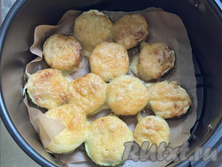 Крышку аэрогриля закрыть. Запекать кабачки с сыром и чесноком 20 минут при температуре 180 градусов. Сыр полностью расплавится, а кабачки станут достаточно мягкими (они должны легко прокалываться зубочисткой или вилкой). 