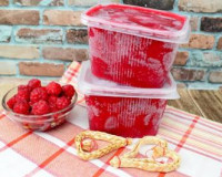 Малина, перетёртая с сахаром, в морозилке