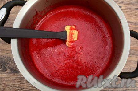 При помощи лопатки (или столовой ложки) тщательно перемешать вишнёвое пюре, чтобы сахар полностью растворился и равномерно смешался с ягодами. У меня вишня была достаточно сладкая, поэтому я добавила 200 грамм сахара. Вы же попробуйте получившуюся вишню, протёртую с сахаром, на вкус, если необходимо, добавьте немного сахара и ещё раз тщательно перемешайте.