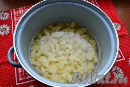 Картофель очистить, нарезать произвольными небольшими кусочками в кастрюлю, влить 3 литра воды, поставить на огонь. Довести картофель до кипения, воду посолить, огонь убавить и варить 20-25 минут.