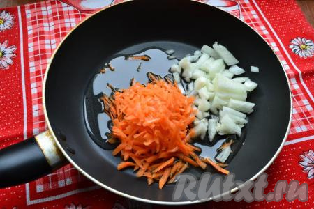 Репчатый лук и морковь очистить. Лук мелко нарезать, морковь натереть на крупной терке и выложить овощи в сковороду с растительным маслом.