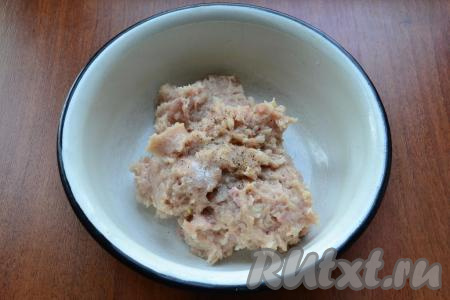 Измельчить мясо с луком до однородного фарша. Выложить фарш в миску, посолить и, по желанию, поперчить.