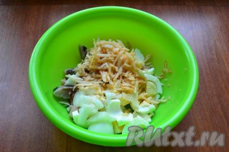 К сельди и яйцам добавить очищенное от кожуры и семян, натертое на крупной терке кислое яблоко и нарезанный кусочками очищенный репчатый лук.