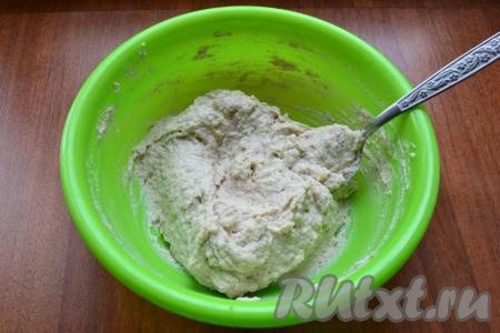 Добавить к форшмаку уксус и, если нужно, посолить по вкусу, тщательно перемешать.