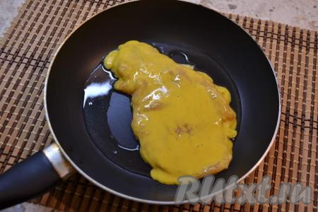 Масло растительное разогреть в сковороде. Отбивную из куриного филе в кляре выложить на сковороду.