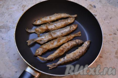 В сковороде разогреть растительное масло и выложить мойву. Жарить рыбу на среднем огне по 3-5 минут с каждой стороны (до румяного цвета).