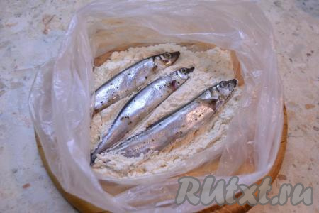 Именно лимон и специи удалят специфический запах рыбы при жарке. Далее в целлофановый пакет всыпать муку. Мойву небольшими порциями (по несколько штук) выкладывать в пакет.