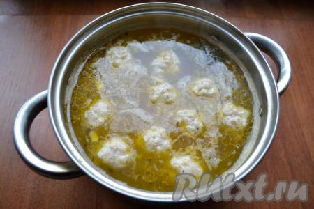 Дать супу закипеть и выложить в него фрикадельки из куриного фарша, довести до кипения, огонь уменьшить. Варить суп на слабом огне до всплытия фрикаделек на поверхность.